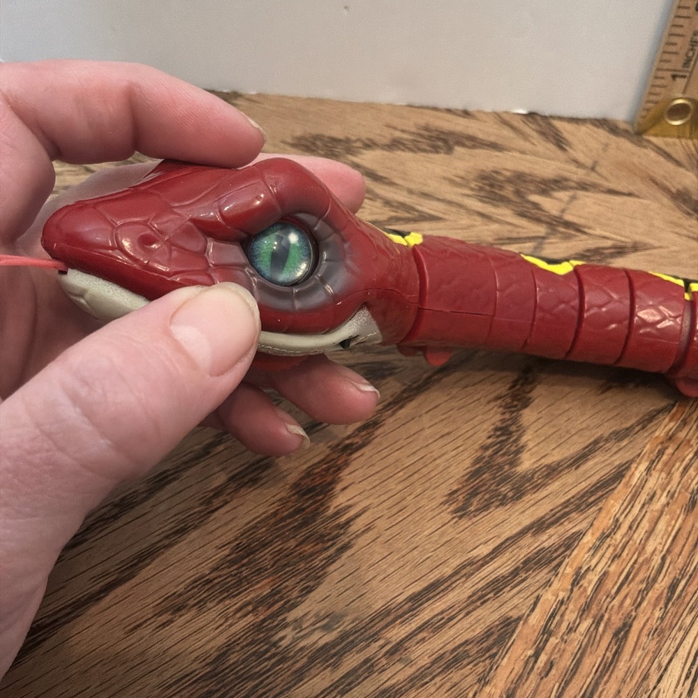 Robo Alive Slithering Snake Battery-Powered Robotic Toy RED by Zuru Creepy Fun
